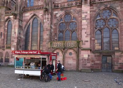 Vardag kring domen. Korvkiosk som erbjuder Freiburger lange rote.